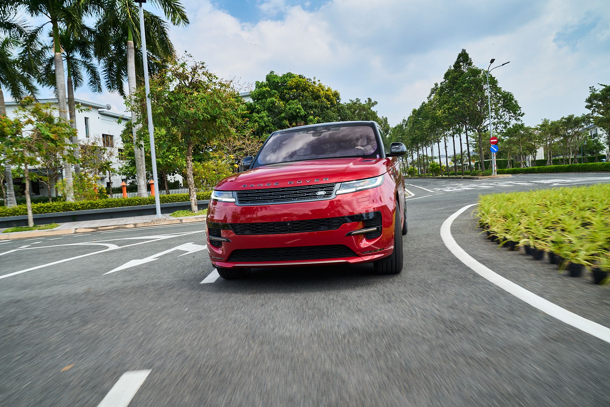 SUV hạng sang Range Rover Sport mới chính thức ra mắt thị trường Việt